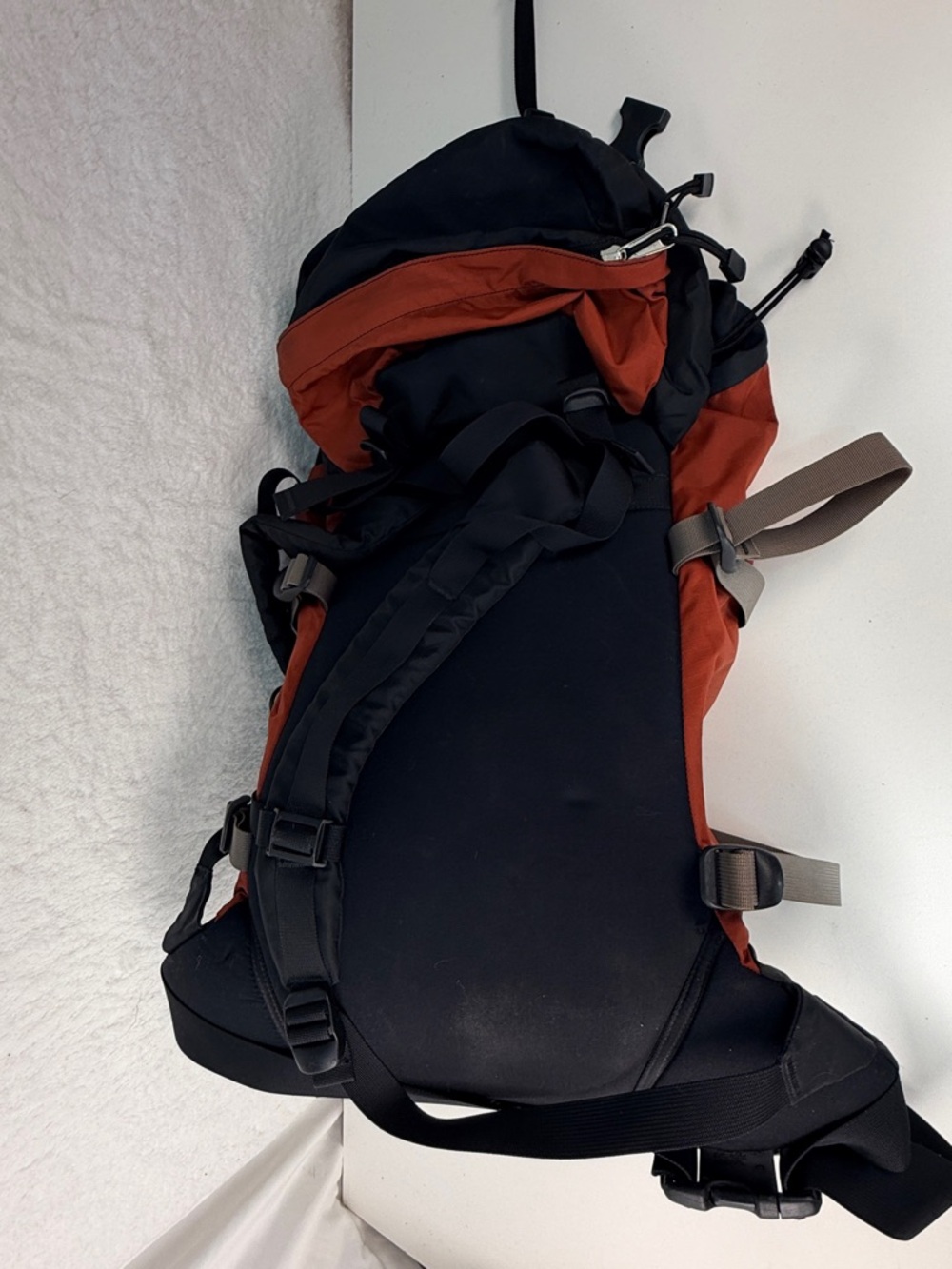 Arc’teryx Bora 30 Hiking Backpack Black Red Technical Daypack - Picture 8 of 14